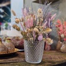 Glazen vaas met pastel kleurige droogbloemen