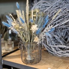 Stoer vaasje met licht blauwe en witte droogbloemen