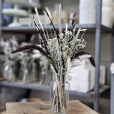 Glazen vaasje met witte en bruine droogbloemen