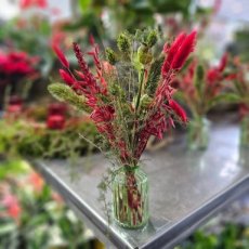 Droogbloemen in klein vaasje groen en rood