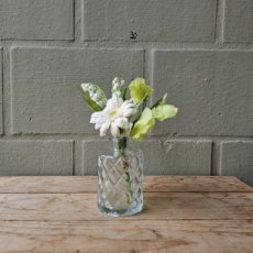 Zijden bloemen in glazen vaasje