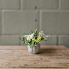 Zijden bloemen in een wit potje