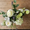 631 Zijden bloemen in een witte glazen pot