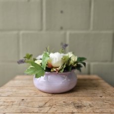 Zijden bloemstuk in lila schaal