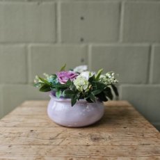 Zijden bloemstuk in lila schaal