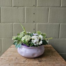 Zijden bloemstuk in lila schaal
