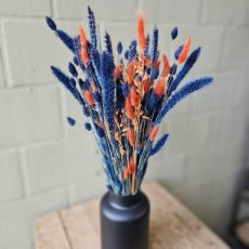 621 Droogbloemen boeket blauw met oranje