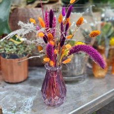 507 Paars vaasje met paars en oranje droogbloemen