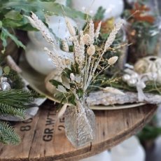 508 Vaasje met witte droogbloemen