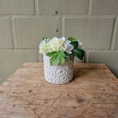 Zijden bloemen in witte pot