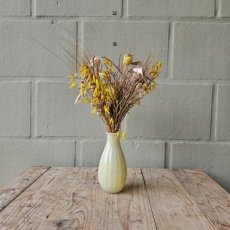 Vaasje met droogbloemen