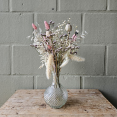 Sereen vaasje met droogbloemen