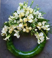 8 Krans aspidistra blad met witte bloemen toef