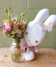 R19 19 Bloemen aan knuffel roze wit